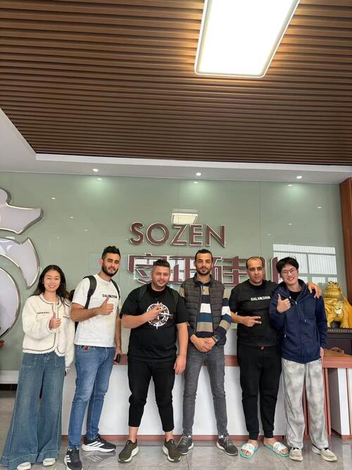 Clientes argelinos visitan nuestra fábrica de selladores de silicona estructural para inspección y cooperación
